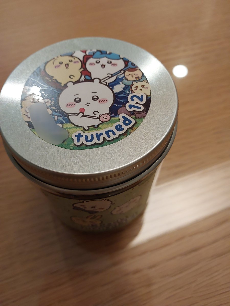 azureftale's tweet photo. 昨日、娘が12歳になりました🎂

「ケーキじゃなくて、マカロンがいい」
と言うので、マカロンタワーに。

🇮🇩では、誕生日の子がみんなにギフトを配る習慣があり、今年はちいかわクッキー🍪
娘の許可を得て、4つ目に島二郎をin🏝️笑
※私の推しキャラ：島二郎

娘も楽しい誕生日になったようです☺️ https://t.co/5UIEE97izX