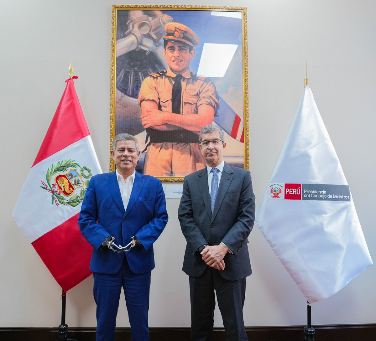 pcmperu's tweet photo. #PCMInforma | El presidente del Consejo de Ministros, Luis Galarreta, recibió al superintendente de la @SBSPERU, Sergio Espinosa Chiroque, para conocer los avances de este organismo supervisor y las acciones que viene desarrollando.

Durante la reunión, se abordaron además medidas estratégicas que permitan  fortalecer la prevención y el combate contra las actividades criminales desde el sistema financiero.