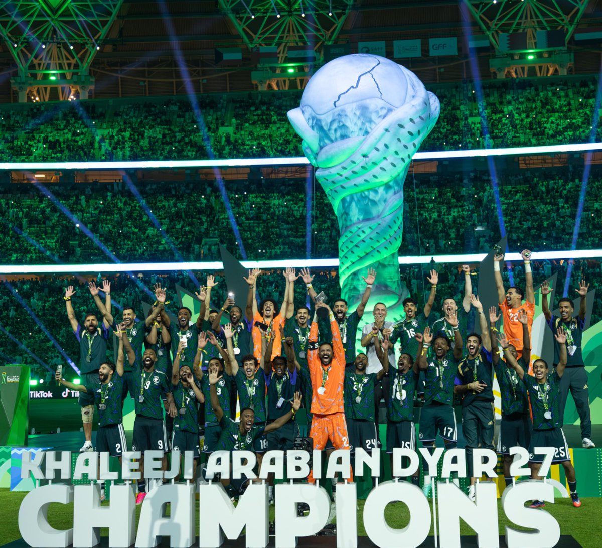 Frr42_'s tweet photo. هذا الاخضر لا لعب .. جهزوا كاس الذهب 🏆

الف مبرووووووووووك للجماهير السعودية كافة تحقيقة كاس الخليج وان شاءالله القادم اجمل 💚

#هذا_الأخضر https://t.co/lOK4eCMNKB
