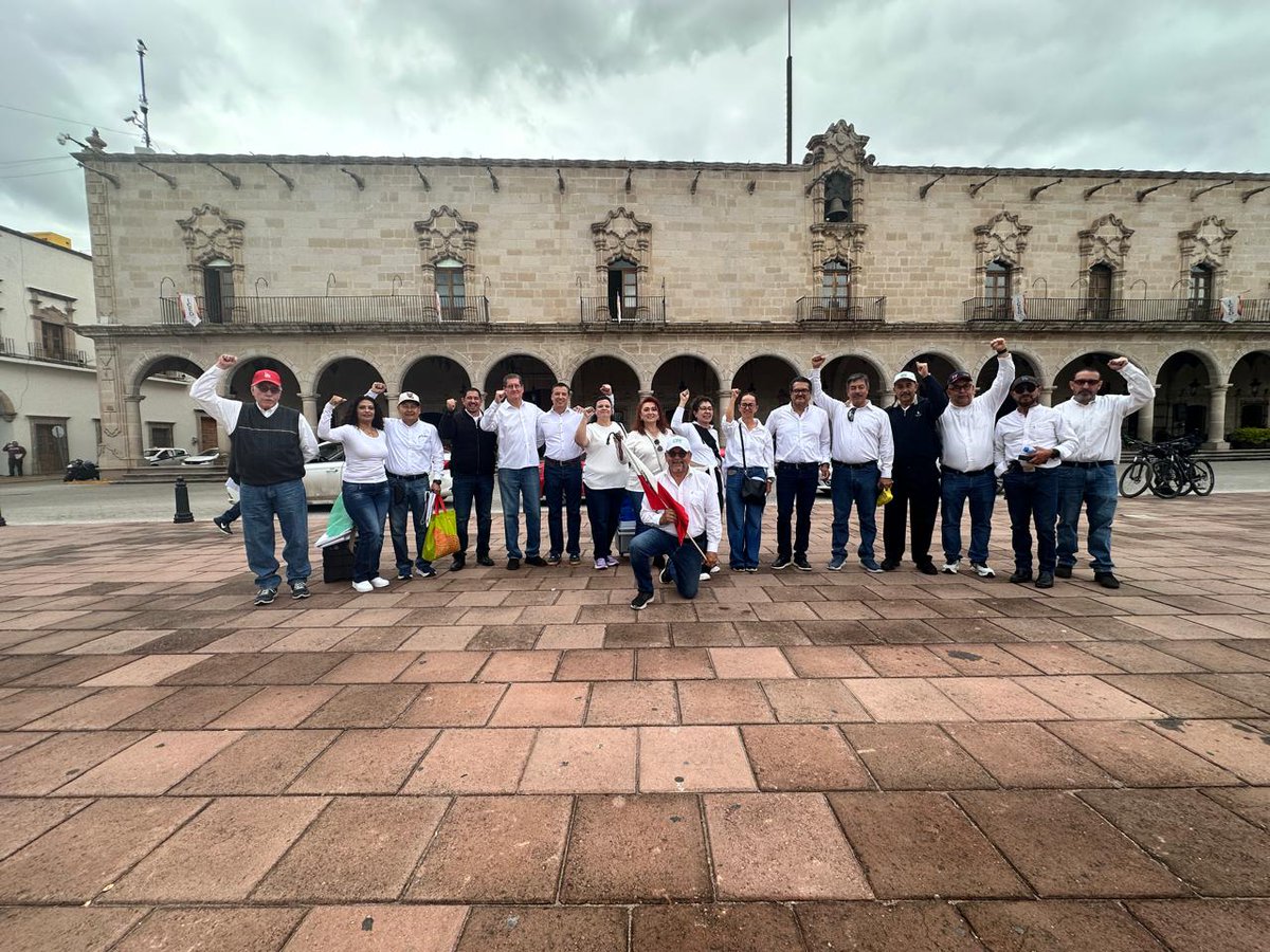rnjubiladoscfe's tweet photo. En Durango nos manifestamos ante el Congreso y el Poder Judicial, y entregamos el oficio dirigido al gobernador. ¡No a la retroactividad en perjuicio de nuestros derechos adquiridos!
Nos vemos el 21 de octubre en la Mega Marcha Nacional. ¡Todo México unido! https://t.co/HGgkWLNJF4