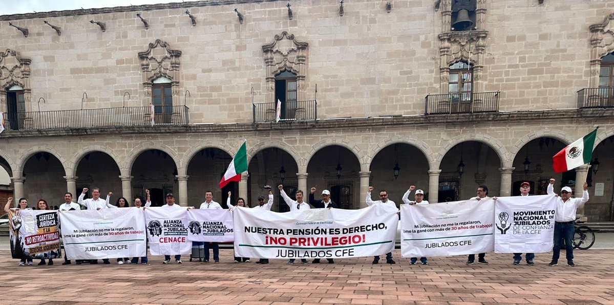 rnjubiladoscfe's tweet photo. En Durango nos manifestamos ante el Congreso y el Poder Judicial, y entregamos el oficio dirigido al gobernador. ¡No a la retroactividad en perjuicio de nuestros derechos adquiridos!
Nos vemos el 21 de octubre en la Mega Marcha Nacional. ¡Todo México unido! https://t.co/HGgkWLNJF4