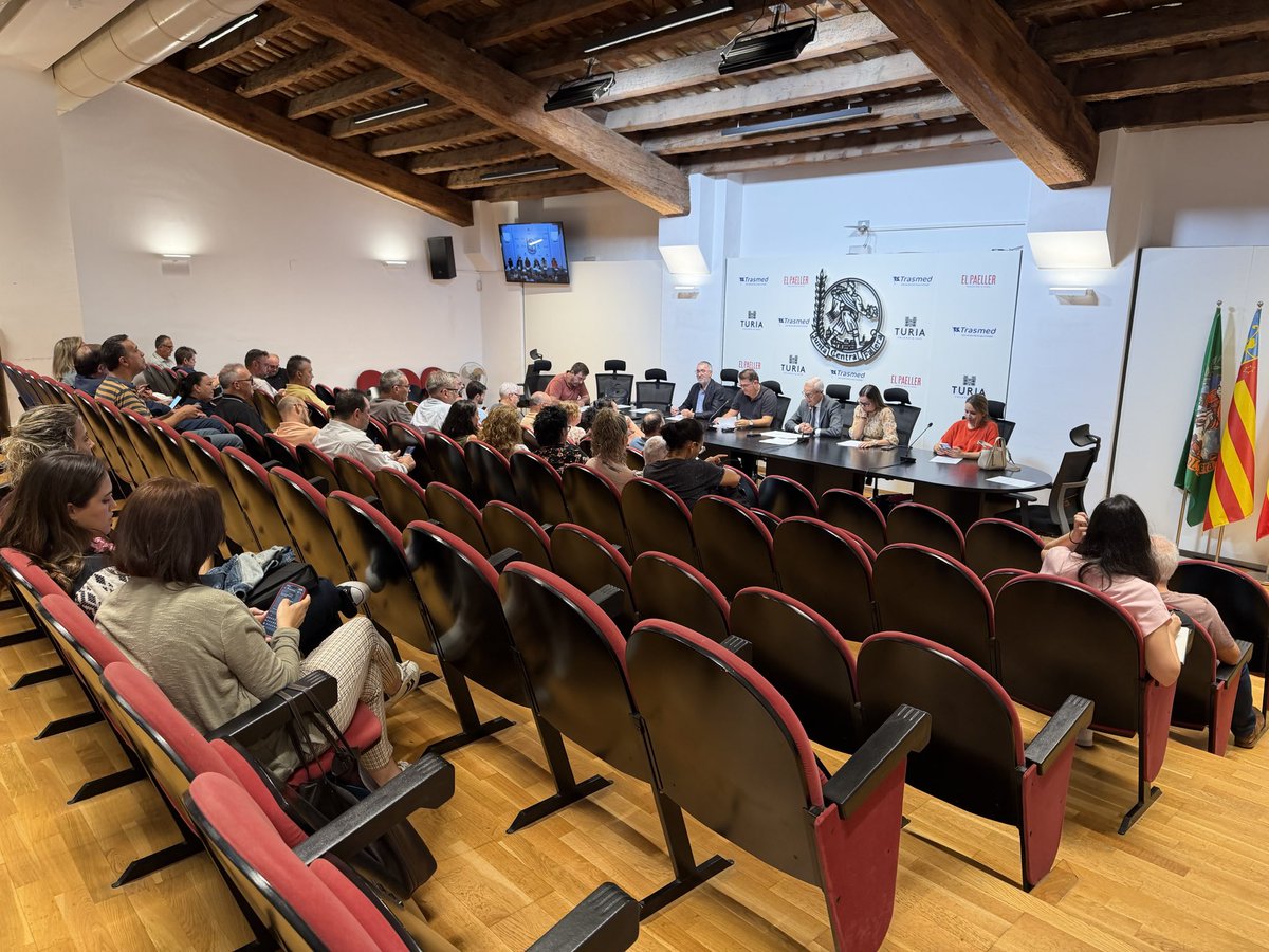 JCF_Valencia's tweet photo. 🔥 La Junta Central Fallera, tindrà un pressupost per a l'any 2027, per un total de 4.464.064,92 euros, 600.000 euros més que l’any passat.

✨ A més, en el Ple ordinari d'octubre, el president de JCF @ballester_santi i la seua junta directiva han felicitat les 26 candidates a Falleres Majors de València 2027 per la seua elecció el passat 26 de setembre.

👑 Ballester ha recordat que ja s’ha enviat la convocatòria per a la sessió plenària extraordinària del dia 13 que tindrà lloc al Saló de Cristall de l’Ajuntament on l'alcaldessa, María José Catalá, segons l'Art. 71.1 del reglament vigent de Falles, procedirà a llegir les actes dels jurats i comunicarà el nom de les noves FFMMV, posant-se en contacte amb elles amb la tradicional Telefonada.

❤️‍🔥 Pel que fa a les delegacions, s’ha destacat  la presentació d’una nova edició del llibre Vivir las Fallas, un llibre on l'exercici faller es recorda amb un extens material fotogràfic, que acompanya la fi del regnat de les nostres Falleres Majors de València i Corts d’Honor

📸 @fotofilmax_armando