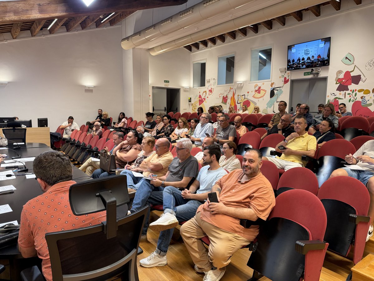 JCF_Valencia's tweet photo. 🔥 La Junta Central Fallera, tindrà un pressupost per a l'any 2027, per un total de 4.464.064,92 euros, 600.000 euros més que l’any passat.

✨ A més, en el Ple ordinari d'octubre, el president de JCF @ballester_santi i la seua junta directiva han felicitat les 26 candidates a Falleres Majors de València 2027 per la seua elecció el passat 26 de setembre.

👑 Ballester ha recordat que ja s’ha enviat la convocatòria per a la sessió plenària extraordinària del dia 13 que tindrà lloc al Saló de Cristall de l’Ajuntament on l'alcaldessa, María José Catalá, segons l'Art. 71.1 del reglament vigent de Falles, procedirà a llegir les actes dels jurats i comunicarà el nom de les noves FFMMV, posant-se en contacte amb elles amb la tradicional Telefonada.

❤️‍🔥 Pel que fa a les delegacions, s’ha destacat  la presentació d’una nova edició del llibre Vivir las Fallas, un llibre on l'exercici faller es recorda amb un extens material fotogràfic, que acompanya la fi del regnat de les nostres Falleres Majors de València i Corts d’Honor

📸 @fotofilmax_armando