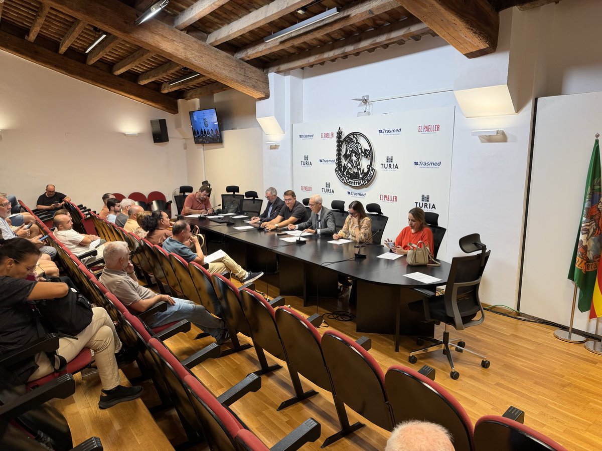 JCF_Valencia's tweet photo. 🔥 La Junta Central Fallera, tindrà un pressupost per a l'any 2027, per un total de 4.464.064,92 euros, 600.000 euros més que l’any passat.

✨ A més, en el Ple ordinari d'octubre, el president de JCF @ballester_santi i la seua junta directiva han felicitat les 26 candidates a Falleres Majors de València 2027 per la seua elecció el passat 26 de setembre.

👑 Ballester ha recordat que ja s’ha enviat la convocatòria per a la sessió plenària extraordinària del dia 13 que tindrà lloc al Saló de Cristall de l’Ajuntament on l'alcaldessa, María José Catalá, segons l'Art. 71.1 del reglament vigent de Falles, procedirà a llegir les actes dels jurats i comunicarà el nom de les noves FFMMV, posant-se en contacte amb elles amb la tradicional Telefonada.

❤️‍🔥 Pel que fa a les delegacions, s’ha destacat  la presentació d’una nova edició del llibre Vivir las Fallas, un llibre on l'exercici faller es recorda amb un extens material fotogràfic, que acompanya la fi del regnat de les nostres Falleres Majors de València i Corts d’Honor

📸 @fotofilmax_armando