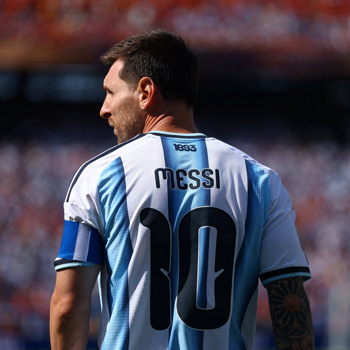 Josepintor80451's tweet photo. 🇦🇷 ONE LAST START FOR LEO. 🥹💙🤍

Lionel Messi leads Argentina’s starting XI against Benin for his farewell match at the Monumental. Lautaro Martínez and Julián Álvarez join him in attack for a night that means so much more than the result. ✨

Twenty-one years in the shirt. Two Copa Américas. A World Cup. A Finalissima. And one last chance to watch Argentina’s No. 10 take the field. 🏆🐐

Gracias, Leo. 🇦🇷❤️

Source: @gastonedul via @TyCSports.