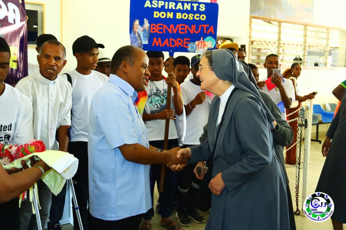 Cgfmanet_Org's tweet photo. #5ottobre2026, la Madre arriva a Majunga, la prima casa delle #FMA in Madagascar per visitare la comunità e incontrare le postulanti. È accolta all'aeroporto da #FMA, #SDB, rappresentanti dei Salesiani cooperatori e degli allievi della scuola e centro di formazione professionale. https://t.co/9xlrdultdx