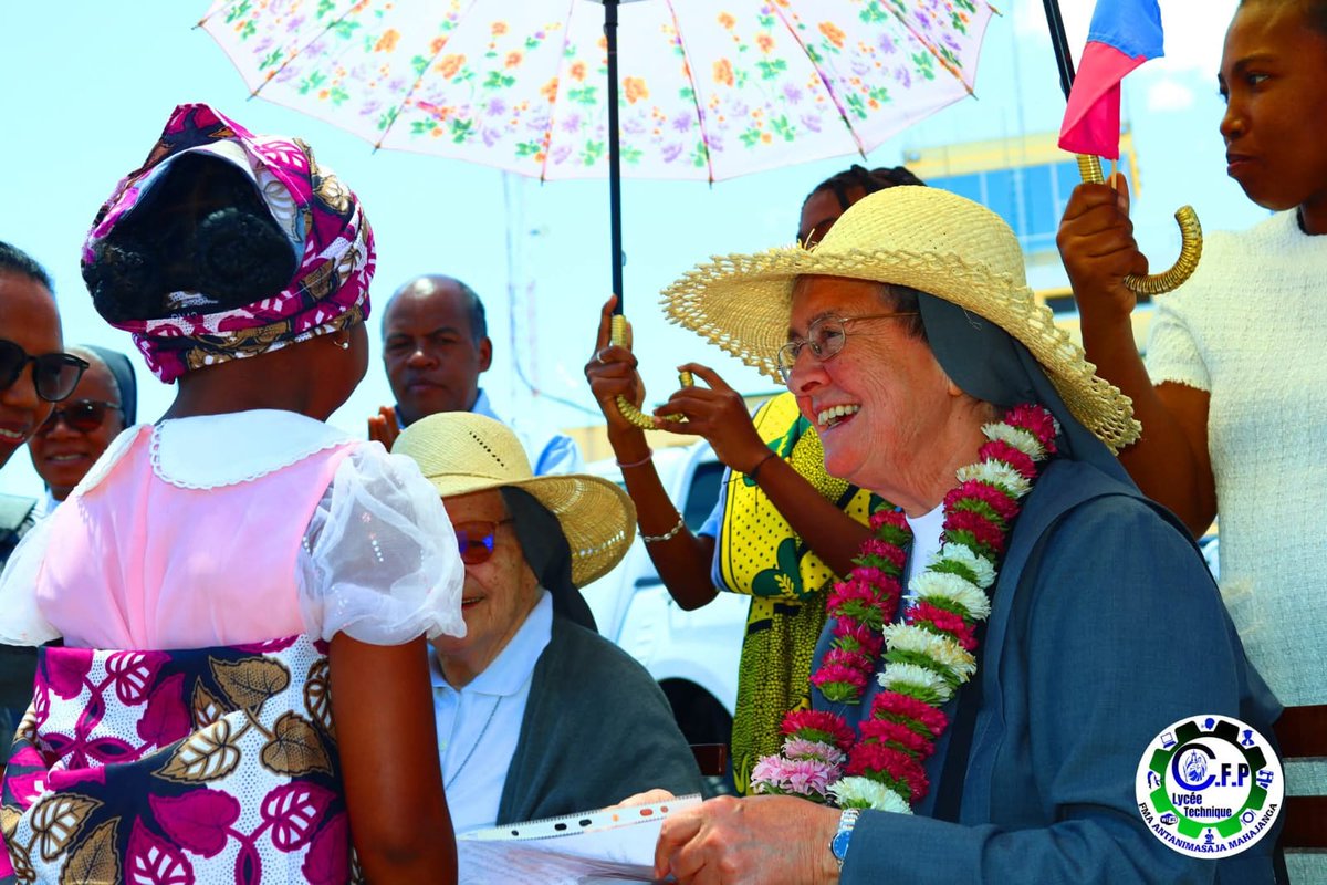 Cgfmanet_Org's tweet photo. #5ottobre2026, la Madre arriva a Majunga, la prima casa delle #FMA in Madagascar per visitare la comunità e incontrare le postulanti. È accolta all'aeroporto da #FMA, #SDB, rappresentanti dei Salesiani cooperatori e degli allievi della scuola e centro di formazione professionale. https://t.co/9xlrdultdx