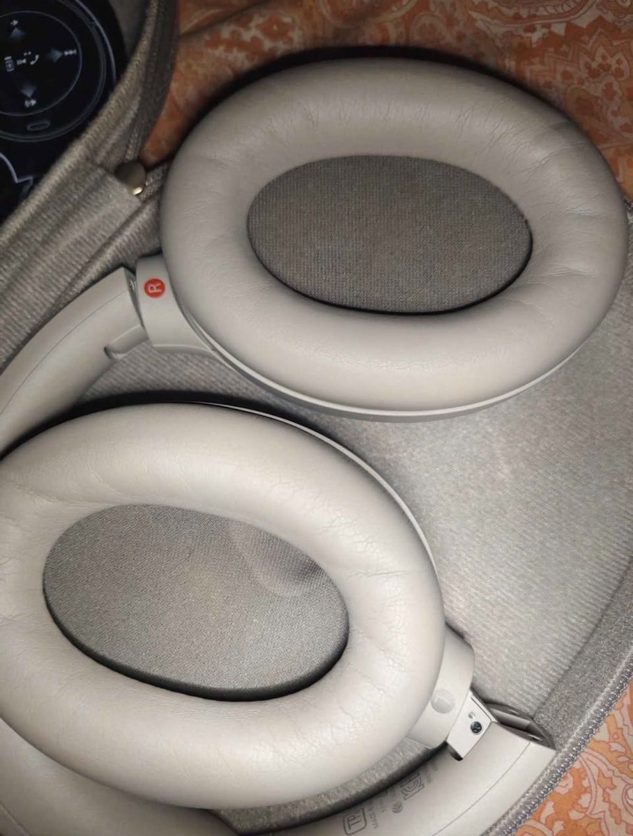 _weyaluvkaisha's tweet photo. Hi, Kaimates! Sorry if not Kaisha related 🥹

Please help your girl out. I’m selling my SONY WH-1000XM4, bought last February 2026 for Php11,800

Selling for 10k nalang. (Last price sana 9,800)
RFS: Need hospi funddd 🥹 &amp; ‘di ko naman na na-ROI

Thank you so much! https://t.co/KTAQgeIKV9
