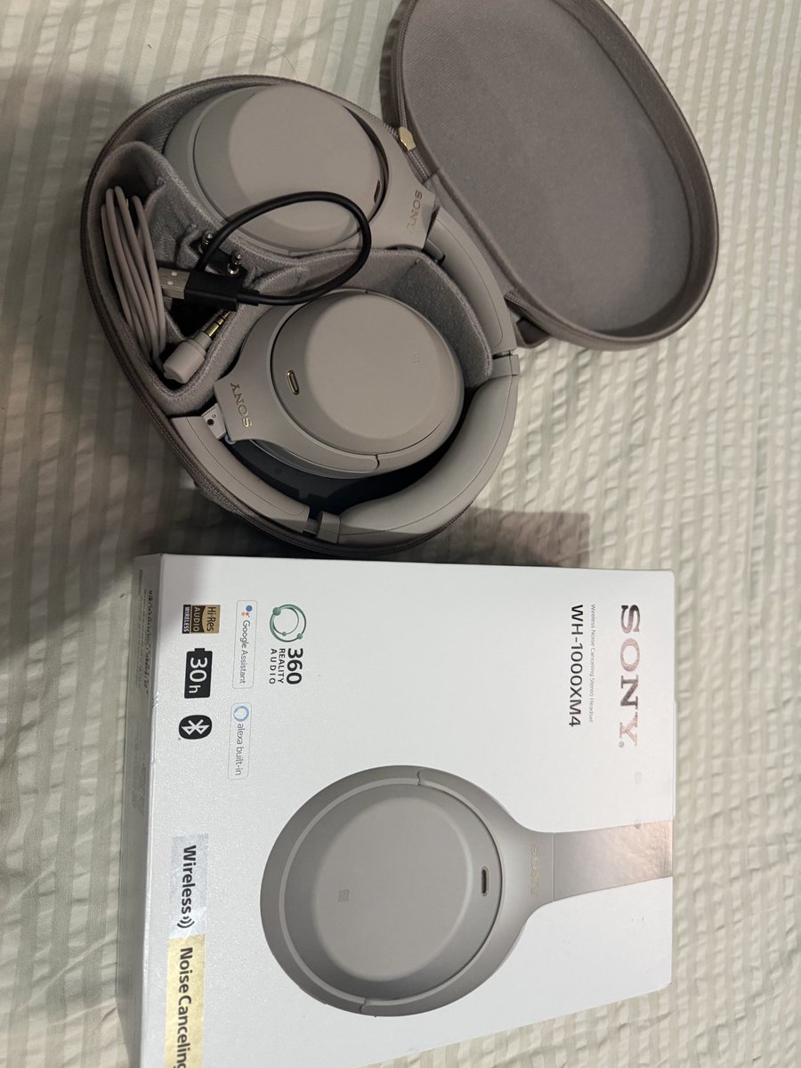 _weyaluvkaisha's tweet photo. Hi, Kaimates! Sorry if not Kaisha related 🥹

Please help your girl out. I’m selling my SONY WH-1000XM4, bought last February 2026 for Php11,800

Selling for 10k nalang. (Last price sana 9,800)
RFS: Need hospi funddd 🥹 &amp; ‘di ko naman na na-ROI

Thank you so much! https://t.co/KTAQgeIKV9