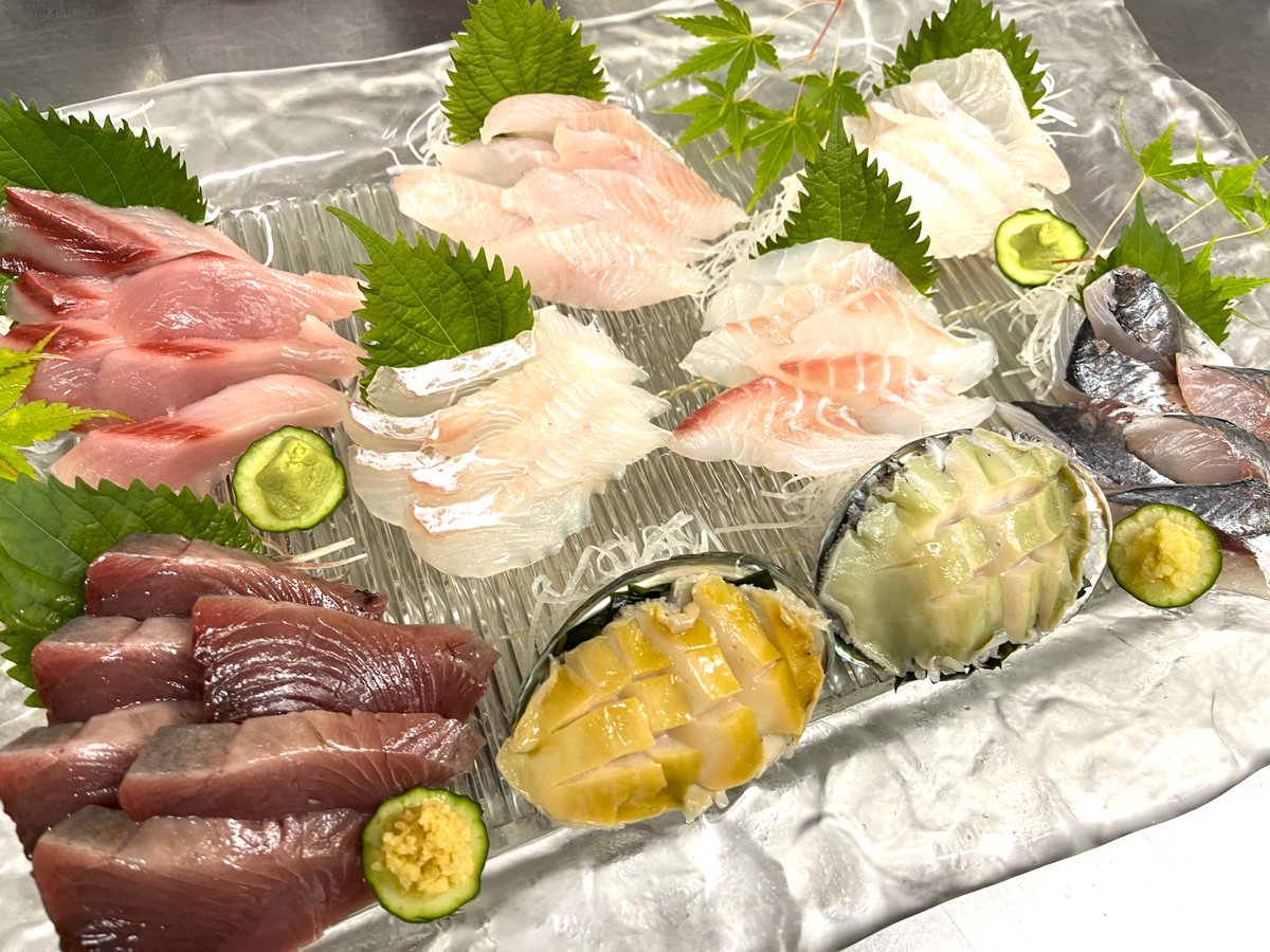 hotel_sanyo1's tweet photo. 昨日お出しした、お魚の盛り合わせ🐟
ヒラメ・鯛・カツオ・アジ・葉ガツオ・アイナメ・メイチダイに、アワビを添えて😊
いろいろな味を少しずつ。海の幸を楽しんでいただける一皿です✨
＃岩手　＃陸前高田　＃三陸 https://t.co/H0V64BBgE0
