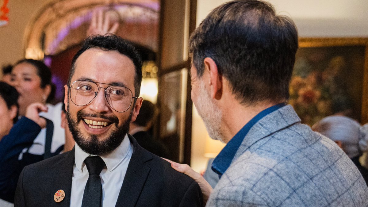 YaajMexico's tweet photo. 🏅📰 #LoPersonalEsPolítico 🇲🇽🤝🇪🇸 Hay luchas que nacen en comunidad, crecen desde los territorios y con los años son reconocidas por su impacto. Hoy esa historia recibe un reconocimiento especial: el Gobierno de España distinguió a nuestro fundador y Director, @ivantagledurand, con la Encomienda de la Orden del Mérito Civil por más de 15 años de trayectoria en la defensa y promoción de los derechos humanos.