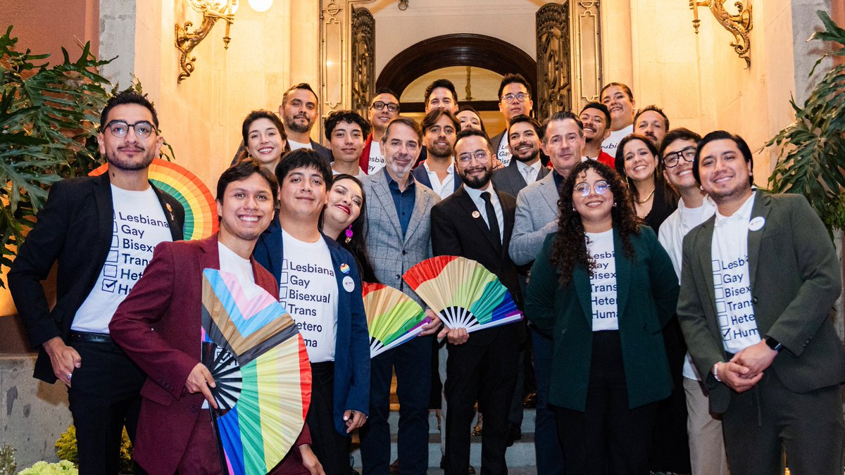 YaajMexico's tweet photo. 🏅📰 #LoPersonalEsPolítico 🇲🇽🤝🇪🇸 Hay luchas que nacen en comunidad, crecen desde los territorios y con los años son reconocidas por su impacto. Hoy esa historia recibe un reconocimiento especial: el Gobierno de España distinguió a nuestro fundador y Director, @ivantagledurand, con la Encomienda de la Orden del Mérito Civil por más de 15 años de trayectoria en la defensa y promoción de los derechos humanos.