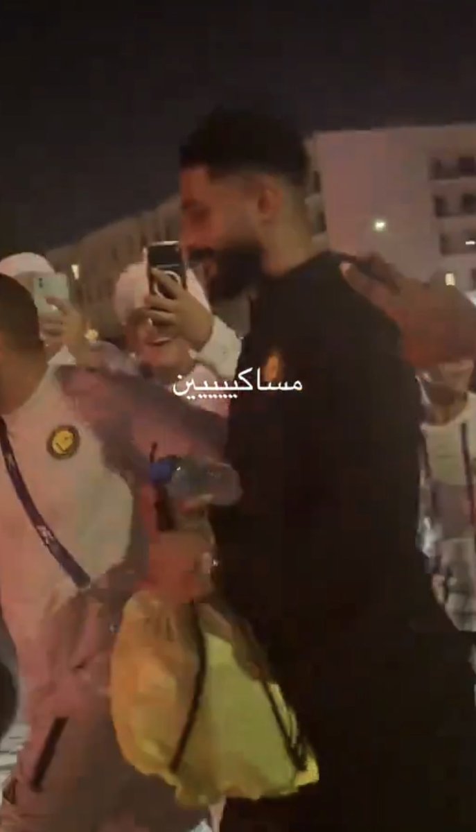 sqer_7's tweet photo. تهجمو على الاعب عبدالاله العمري وهو خارج من ملعبهم 

تضاربو مع كم مشجع نصراوي وعشان عددهم قليل صار يستقوون عليهم 

قذفو لاعب الهلال لودي وجلسو طول المباراة يرمون قوارير موية 

بعد ذا كله يجيك الان ويقول ليش الشحن هذا كله؟ وليش هالتعامل من الجمهور السعودي؟

سكتنا كذا مرة ولكن تكراركم للتهجم وعدم احترام الضيف هو الي وصلنا لهالمرحلة

فـ لاتجي الان تعطيها وضعية المسكين وتقول شوفو كيف الجمهور السعودي يعاملنا ويعامل ضيوفه🥹🥹

من دق الباب بيلقى جواب 👍🏻