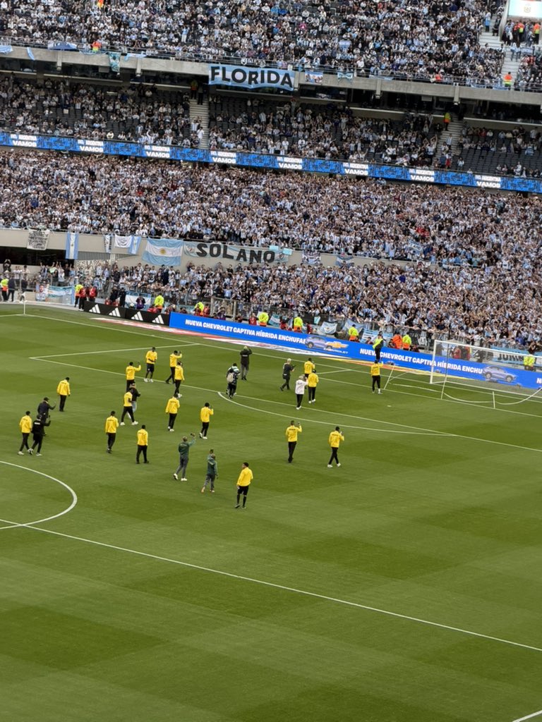 Loguito6's tweet photo. Les joueurs du Benin sont applaudis par le Monumental
Magnifique 🤩 https://t.co/kDwww6lmmb
