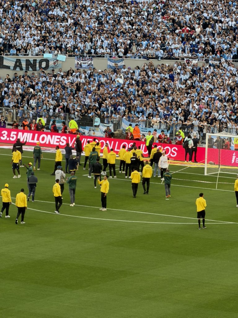 Loguito6's tweet photo. Les joueurs du Benin sont applaudis par le Monumental
Magnifique 🤩 https://t.co/kDwww6lmmb