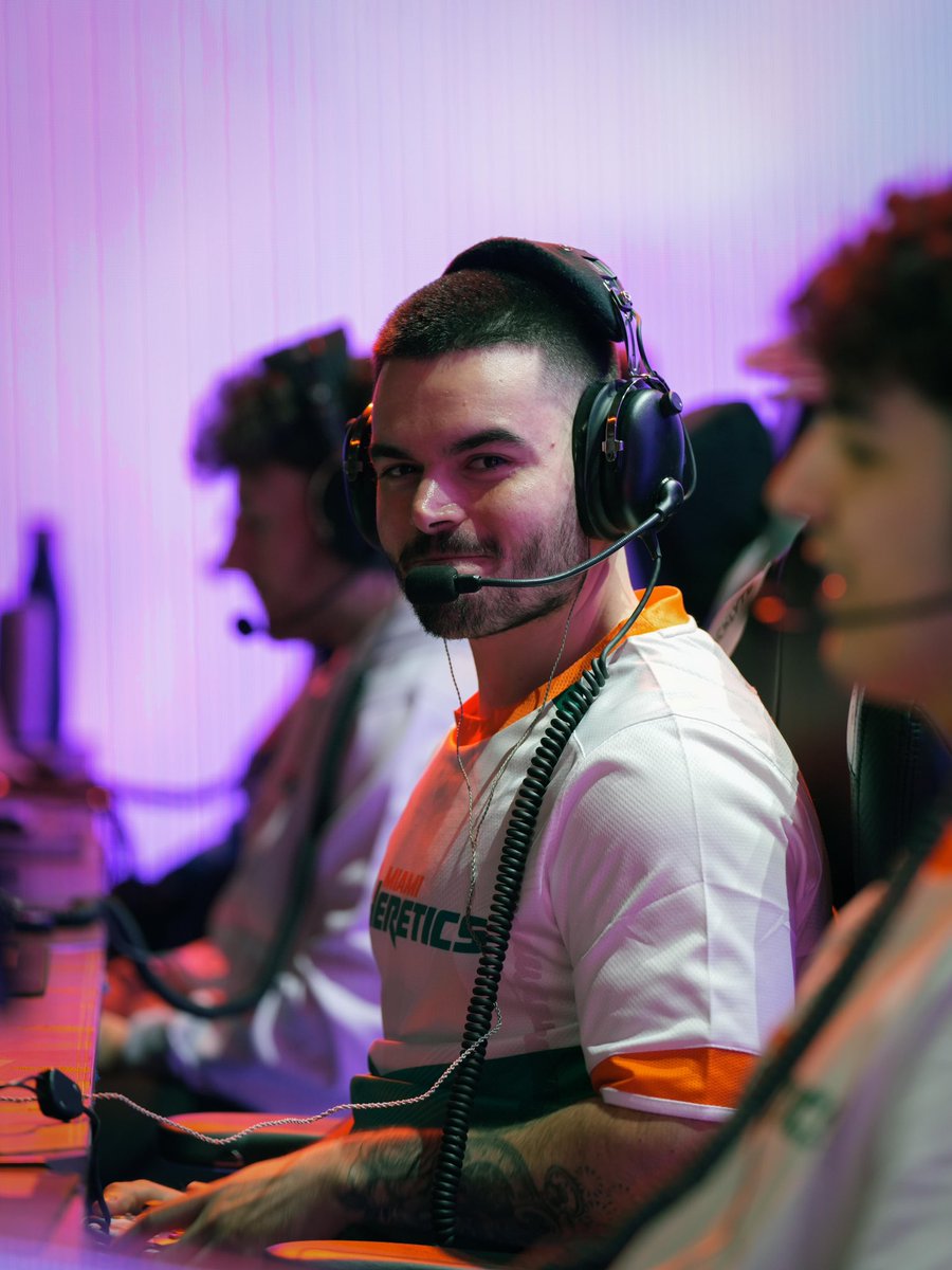 RenKoRCoD_'s tweet photo. Hola a todos,

Me gustaría empezar este post felicitando a Heretics por haber conseguido la plaza de la CDL, me alegro mucho que por fin se haya podido dar este momento, es muy importante para el club y todos los fans que llevamos siguiendo el COD y a Heretics en España desde siempre.

Después de dos temporadas con Heretics, cuesta resumir en unas pocas palabras todo lo que han significado estos dos años para mí.

He vivido momentos increíbles, partidos y eventos inolvidables, he aprendido muchísimo y, sobre todo me llevo la amistad que hemos creado con la gente del equipo, staff y club. 

Quiero dar las gracias a toda la gente que ha estado detrás de nosotros durante este tiempo. A todos los fans que habéis viajado para vernos, que nos habéis apoyado incluso cuando las cosas no estaban saliendo como todos queríamos y aún así seguíais confiando en nosotros y en mí.

Puede parecer una tontería, pero muchas veces esos pequeños gestos significan muchísimo más de lo que imagináis.

Gracias a Heretics por darme la oportunidad de vivir todo esto, por confiar en mí y por hacerme sentir parte de algo tan especial y bonito. Os puedo asegurar que siempre me he dejado todo para dar los mejores resultados posibles, haceros felices y estar orgullosos. Que hayamos conseguido todo lo que hemos conseguido siendo 4 españoles tiene muchísimo más mérito del que pensamos, y estoy seguro de que dentro de unos años lo valoraremos todavía más.

Ahora empieza una nueva etapa para mí, en unos días podréis ver donde voy a jugar la temporada que viene y lo haré con la misma ilusión y ambición que siempre he tenido y me ha caracterizado.

Gracias por todo @MiamiHeretics @TeamHeretics 🧡🤍