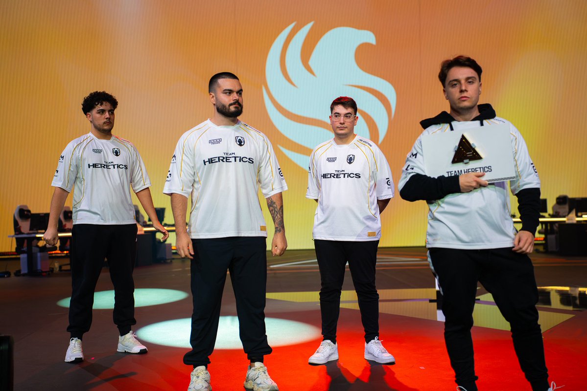RenKoRCoD_'s tweet photo. Hola a todos,

Me gustaría empezar este post felicitando a Heretics por haber conseguido la plaza de la CDL, me alegro mucho que por fin se haya podido dar este momento, es muy importante para el club y todos los fans que llevamos siguiendo el COD y a Heretics en España desde siempre.

Después de dos temporadas con Heretics, cuesta resumir en unas pocas palabras todo lo que han significado estos dos años para mí.

He vivido momentos increíbles, partidos y eventos inolvidables, he aprendido muchísimo y, sobre todo me llevo la amistad que hemos creado con la gente del equipo, staff y club. 

Quiero dar las gracias a toda la gente que ha estado detrás de nosotros durante este tiempo. A todos los fans que habéis viajado para vernos, que nos habéis apoyado incluso cuando las cosas no estaban saliendo como todos queríamos y aún así seguíais confiando en nosotros y en mí.

Puede parecer una tontería, pero muchas veces esos pequeños gestos significan muchísimo más de lo que imagináis.

Gracias a Heretics por darme la oportunidad de vivir todo esto, por confiar en mí y por hacerme sentir parte de algo tan especial y bonito. Os puedo asegurar que siempre me he dejado todo para dar los mejores resultados posibles, haceros felices y estar orgullosos. Que hayamos conseguido todo lo que hemos conseguido siendo 4 españoles tiene muchísimo más mérito del que pensamos, y estoy seguro de que dentro de unos años lo valoraremos todavía más.

Ahora empieza una nueva etapa para mí, en unos días podréis ver donde voy a jugar la temporada que viene y lo haré con la misma ilusión y ambición que siempre he tenido y me ha caracterizado.

Gracias por todo @MiamiHeretics @TeamHeretics 🧡🤍
