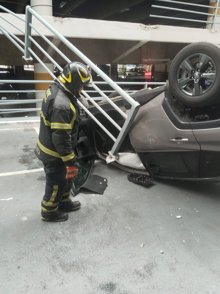 LupitaJuarezH's tweet photo. 🔴 Una conductora cayó con su vehículo del estacionamiento de Galerías Coapa de la Colonia Ex-Hacienda Coapa, Alcaldía Tlalpan, #CDMX.
La mujer fue atendida en el lugar por personal médico del #ERUM.
📸 Jefe Vulcano Cova https://t.co/gug53Rtcn2