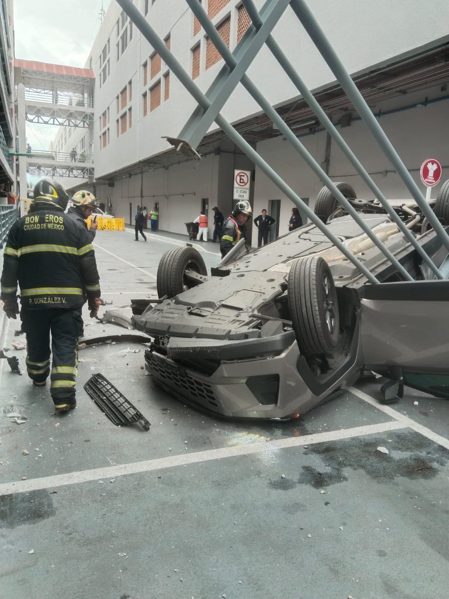 LupitaJuarezH's tweet photo. 🔴 Una conductora cayó con su vehículo del estacionamiento de Galerías Coapa de la Colonia Ex-Hacienda Coapa, Alcaldía Tlalpan, #CDMX.
La mujer fue atendida en el lugar por personal médico del #ERUM.
📸 Jefe Vulcano Cova https://t.co/gug53Rtcn2
