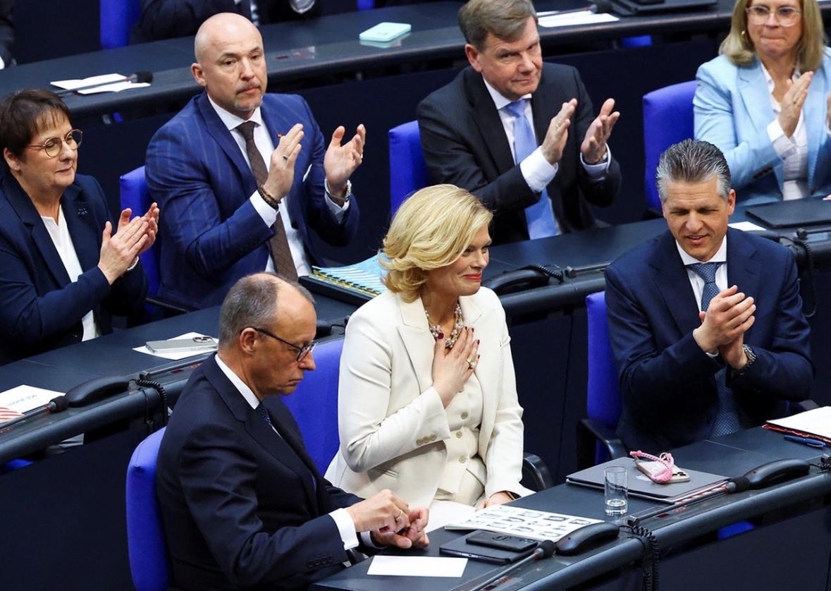 Hinnerlaenner's tweet photo. @paul_strieder Er hat sich halt mit der Bundestagspräsidentin abgestimmt. https://t.co/KRJOeVPX0g