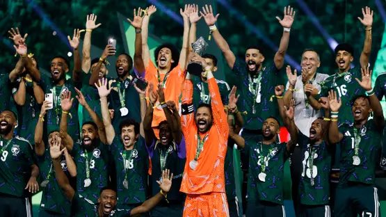 fawaz9s's tweet photo. 🇸🇦💚 ألف مبروك لمنتخبنا السعودي 💚🇸🇦

بطولة استثنائية تليق باسم الوطن، ونستحق أن نُطلق عليها «بطولة اليوم الوطني» 🇸🇦🏆
بقيادة ملكية رائعة، وروح قتالية عالية، وجماهير سعودية صنعت أجواءً استثنائية بحماسها وتشجيعها، أثبت منتخبنا السعودي أنه يبيض الوجه ويرفع الرأس .🇸🇦🏅
#خليجي٢٧ https://t.co/eL2ocWstyA