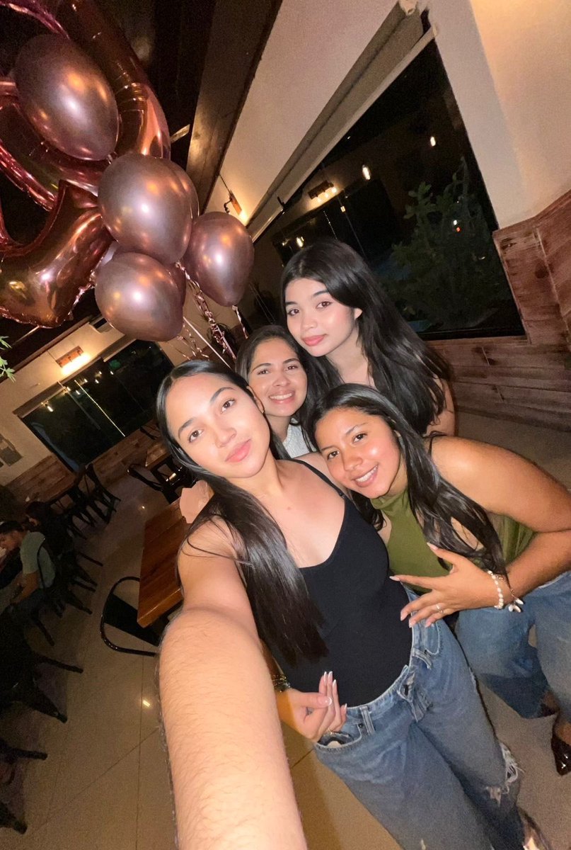 mafferok's tweet photo. Fue una noche súper linda (llegué súper tarde a mi casa por estar risa y risa) https://t.co/ssMce5sLKz