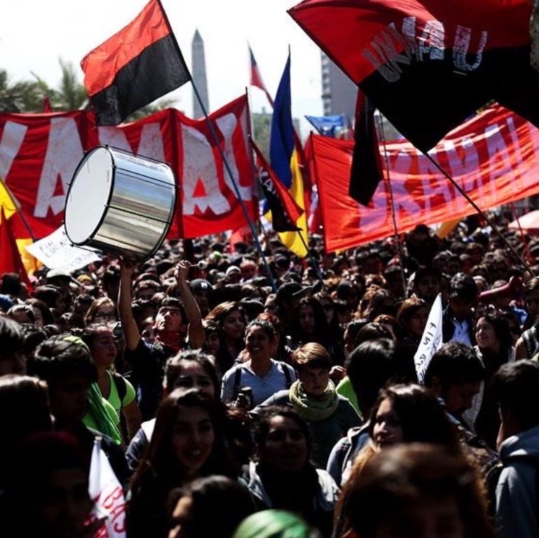 O_Papo_'s tweet photo. 🧨🇨🇱 CHILE EM PROTESTO NAS RUAS! 

Milhares de estudantes, professores e trabalhadores tomaram as ruas de Santiago e outras cidades contra os cortes previstos no Orçamento de 2027 para a educação.

Houve confronto direto com a polícia, gás lacrimogêneo e detenções. https://t.co/nOmum9aYod