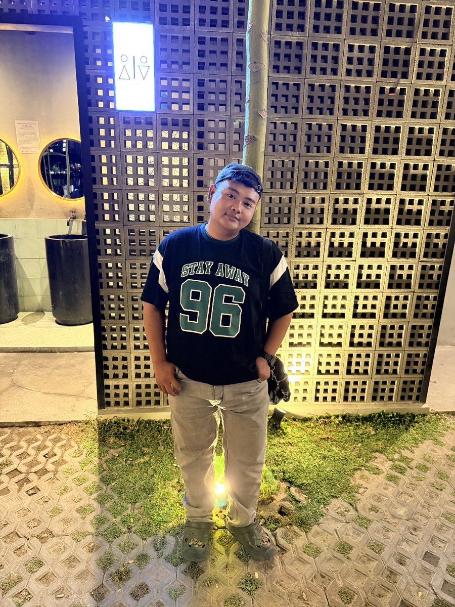 RzkyDwp's tweet photo. Ga pede sbnernya kalo ga pake topi, rambut ngembang net kek hari manis wkwkw 
#chubby #growlr #chub  #surabaya https://t.co/mFwDWPH5I3