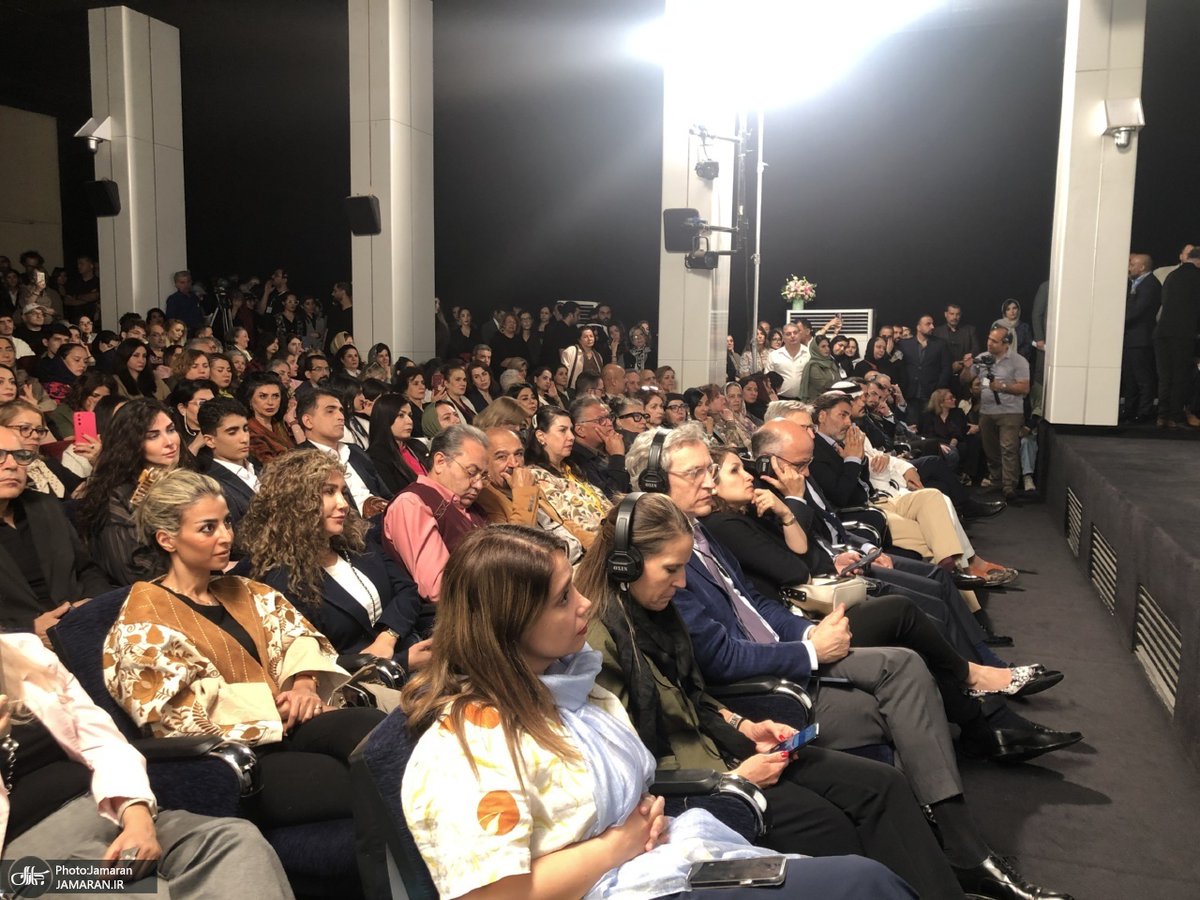 Sanai_Tehran's tweet photo. چراغی برای نسل آینده؛ مجموعه‌کتاب «زنان نقاش ایران» در موزه هنرهای معاصر رونمایی شد تا روایتی ماندگار از تاریخ و زیست زنان نقاش معاصر باشد. این مجموعه‌ سه‌جلدی حاصل تلاش تیمی ۶۰ نفره است و پس از تهران در شانگهای، پاریس، مالاگا، توکیو و لندن معرفی خواهد شود. 
#زنان_نقاش_ایران #هنر https://t.co/SwJVbReD5p