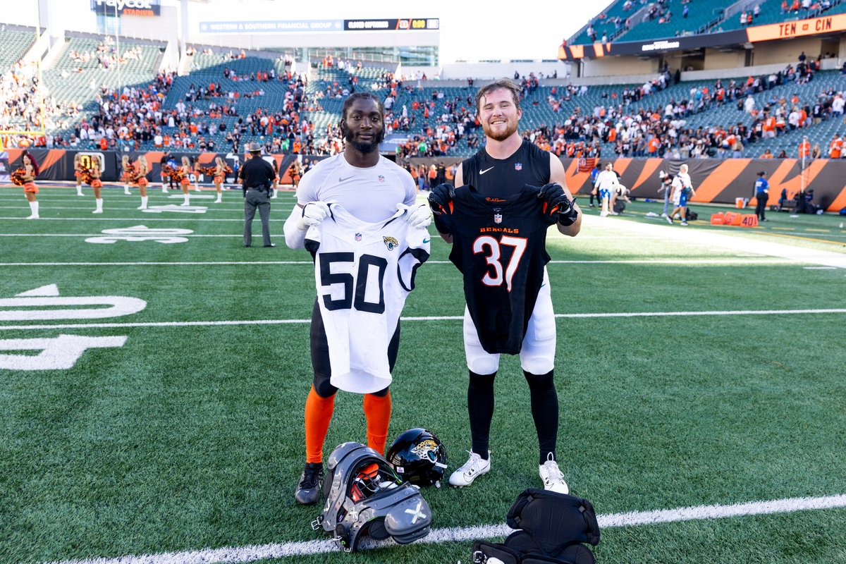 SIU_Football's tweet photo. 𝗦𝗔𝗟𝗨𝗞𝗜𝗦 𝗜𝗡 𝗧𝗛𝗘 𝗡𝗙𝗟 💪

PJ Jules and Branson Combs exchanged jerseys after Sunday's Jaguars-Bengals game in Cincinnati.

Jules, a safety for the Bengals, recorded four tackles. Combs, a linebacker for the Jaguars, recorded three tackles.

Both were members of the Saluki Football team from 2019 through 2023. Awesome to see them on the field together!

#MaroonMade | #Salukis