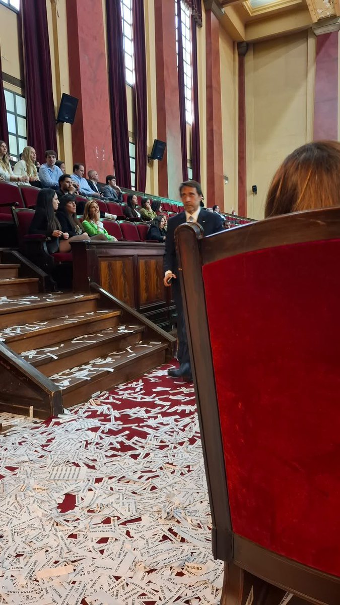 veneturko's tweet photo. Cayeron a los premios Quorum en la FDUBA el presi de la Corte Suprema Horacio Rosatti, el fiscal Diego Luciani, Feinmann, Ercolini y otros figuritas :)

Los estudiantes hicieron sentir su repudio contra la sentencia sobre la ley de tierras de la Corte y la persecución a Cristina! https://t.co/KgLyJa0wzs