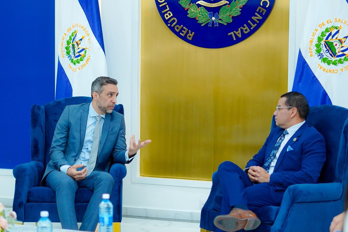 UKinElSalvador's tweet photo. El Embajador @Ramin_Navai sostuvo un productivo encuentro con diputados de la Asamblea Legislativa que conforman el Grupo de Amistad Parlamentaria Reino Unido-El Salvador para explorar  oportunidades de cooperación e intercambio de experiencias en áreas de interés común 🇬🇧🤝🇸🇻 https://t.co/Tlz0WNzPne