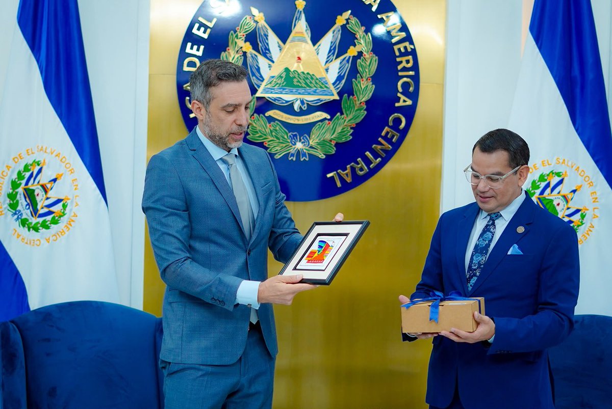 UKinElSalvador's tweet photo. El Embajador @Ramin_Navai sostuvo un productivo encuentro con diputados de la Asamblea Legislativa que conforman el Grupo de Amistad Parlamentaria Reino Unido-El Salvador para explorar  oportunidades de cooperación e intercambio de experiencias en áreas de interés común 🇬🇧🤝🇸🇻 https://t.co/Tlz0WNzPne