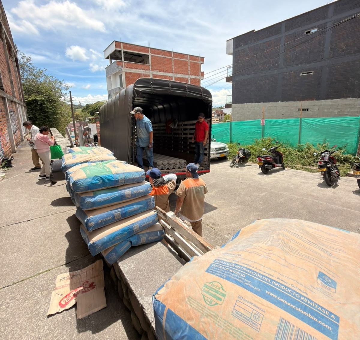 INPEC_Colombia's tweet photo. 📍#Riosucio necesitaba manos y las personas privadas de la libertad decidieron poner las suyas.
En el marco de nuestra campaña 👍#BuenaEsa, las PPL apoyaron la organización, cargue y distribución de ayudas para las familias afectadas por el terremoto.
🙌¡Esto es resocialización! https://t.co/kK2EdcWwaO