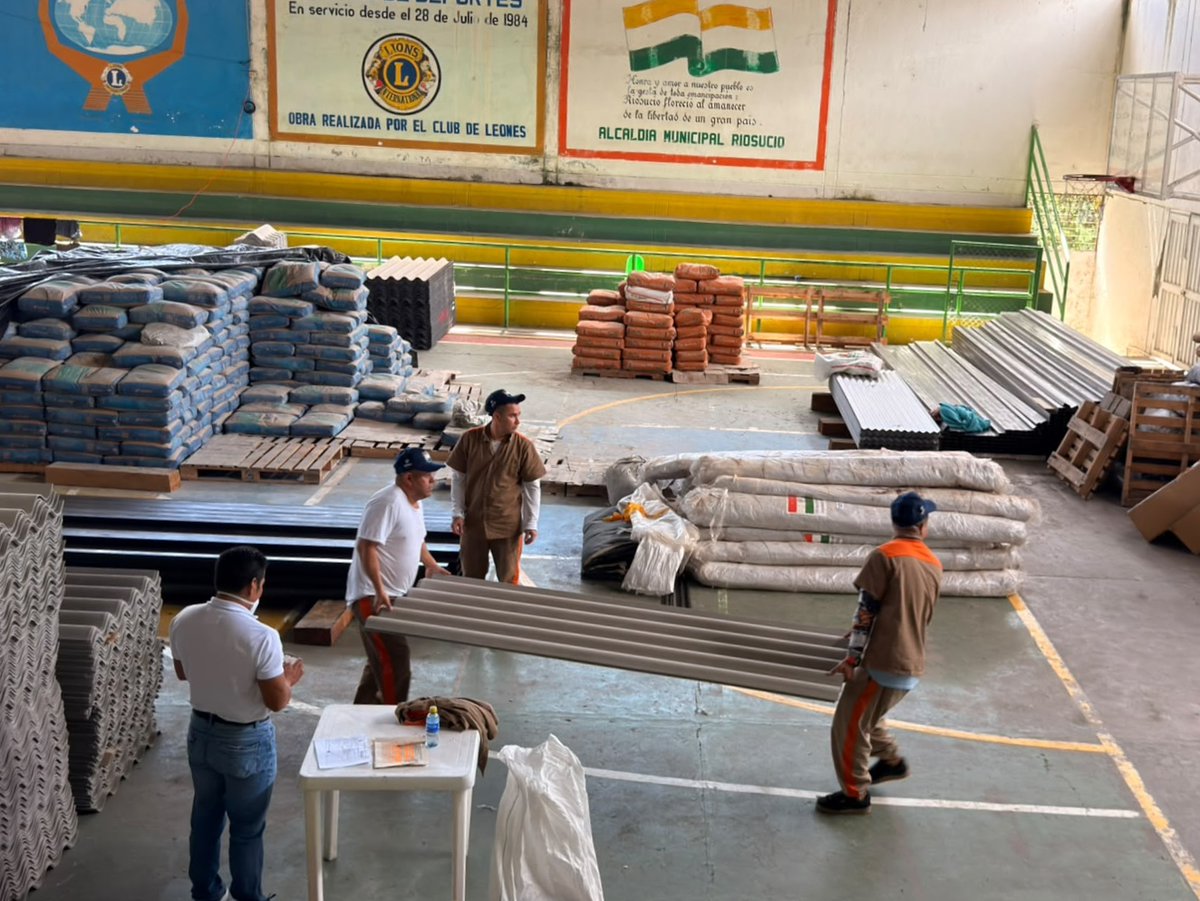 INPEC_Colombia's tweet photo. 📍#Riosucio necesitaba manos y las personas privadas de la libertad decidieron poner las suyas.
En el marco de nuestra campaña 👍#BuenaEsa, las PPL apoyaron la organización, cargue y distribución de ayudas para las familias afectadas por el terremoto.
🙌¡Esto es resocialización! https://t.co/kK2EdcWwaO