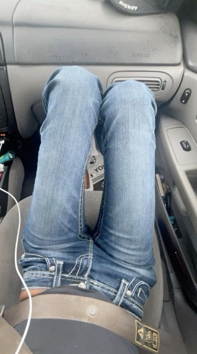doekiisses's tweet photo. slim thighs in jeans ughhh i need my thighs to looks slim when i wear jeanssss https://t.co/YrpIEOWbdi