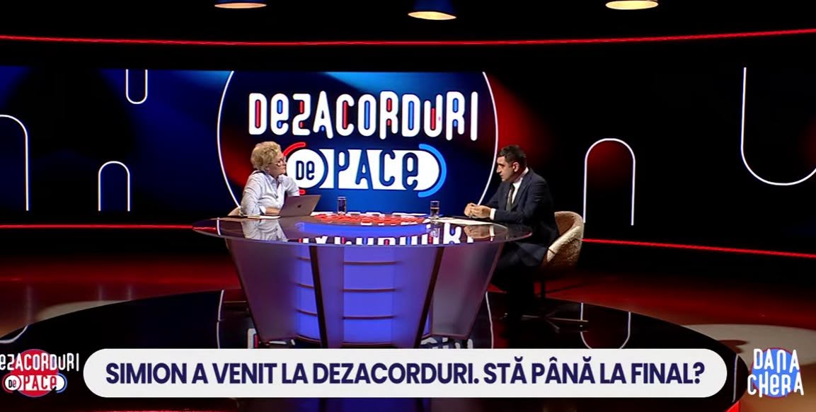 Ellunes's tweet photo. A fost Simion la TVR.
Mai bine nu s-ar fi dus, vaimamalui de prostovan populist, cu discurs ingalat, de vanzator de petarde care vrea sa te faca la coltul strazii. 
N-am nici o indoiala ca liderul AUR  s-a gandit ca a tras lozul cel mare si si-a tras televiziune pe partid, daca tot a tras sforile pentru sefa TVR. 
Bine, asa ne-am gandit si noi, recunosc.
Asa ca s-a dus ca patronu`, fix inainte de inceperea emisiunii, o chestie nesimtita, taxata de jurnalista, fiindca oricine a fost vreodata in platoul unei televiziuni stie ca e necesara un pic de pregatire, ca doar nu te duci ca la crasma satului si ceri de baut chelnerului, care trebuie sa sara sa te serveasca.
Jurnalista Dana Chera a inceput cu dreptul.
"Ultima oara cand ati fost invitat la TVR, am avut de-a face cu un scaun gol"
Zbang.
A fost intrebat de treaba cu interceptarile din cazul DNA al lui Fanel Bogos, cum zicea Ninel Peia.
Simion a raspuns ca e mana lui Pacuraru, de la #Marstv, dar ca, atentie, Bogos i s-a adresat si lui prin interpusi. 
Iar mai tarziu a recunoscut ca a discutat cu procurori, dar ca e nevinovat.
Zbang.
A recunoscut ca cifrele din sondaje sunt umflate, dar nah, el spera sa fie adevarat si se poarta ca si cum ar fi reale. 
Apoi a inceput sa se lamenteze ca e amenintat si de-alea, de patroni de televiziuni, unii si altii, care ii promit ca il distrug.
Hopa, a zis Chera, ce ziceti e grav, unde sunt dovezile, ca sunteti parlamentar si aveti imunitate publica.
De unde stim ca spui adevarul?
Pai n-am dovezi, a zis Simion, adica am convorbirile, dar n-am inregistrat si n-am fost la nici o institutie.
Zbang.
Bun, si de ce AUR n-a votat guvernul Vestea, ca asta l-a tinut pe Bolojan in functie si tara blocata, iata, cinci luni.
Mai bine fara nici un premier a zis Simion, cel mai idiot raspuns ever. 
Zbang.
Dar Simion voia sa vorbeasca neaparat despre dosarul lui Georgescu, ca cica e facatura.
De unde stiti ca e facatura, aveti date din dosar? l-a intrebat Chera.
Iar daca aveti suspiciuni, aveti instrumente parlamentare de redresare a situatiei.
Zbang.
Bine, inteleg ca vreti sa va lipiti de Georgescu, a zis doamna Chera, eu chiar am facut un interviu cu el in platou.
Stii din ce traieste Calin Georgescu? ca a candidat la presedintie.
Simion a incercat un ba p-a ma-sii cu Grindeanu, ca el are informatii din dosarele Nordis si din cele cu cutiile de pantofi, unde erau hasurate multe pasaje.
Dar n-a putut ocoli intrebarea.
"Nu stiu din ce traieste Georgescu"
Pai de ce nu stiti? ca ziceti ca sunteti apropiat si era una dintre intrebarile de baza care trebuiau puse.
Zbang.
Urmatoarea faza a fost declaratii ale lui Valeriu Nicolae referitoare la liderul AUR, iar aici s-a enervat rau Simion si a bagat cu banii ONG-urilor, adica un atac direct la ONG-ul pentru copii defavorizati pe care acesta il conduce.
Apoi a zis ca-i pune declaratia lui Georgescu din 2024 iar liderul AUR a zis ca n-are rost, ca nah, asa-s declaratiile politice, e marketing, se spun tot felul.
"Cum adica, dvs spuneti minciuni despre oameni?
Zbang.
Declaratiile lui Lulea au fost si ele discutate.
Cica s-a trezit ca fondatorul AUR, care a inregistrat partidul AUR la tribunal are pozitii complet diferite, vrea trecerea la euro, crede ca Mercosur e bun, samd.
Iar el credea ca e prietenul lui, uof dar el si AUR e de partea celor din societatea romaneasca care nu vor de-astea straine.
Zbang.
L-a intrebat si de banii AUR, Simion a zis ca totul e in regula iar pe jurnalista a pufnit-o pur si simplu rasul.
Asa ca Simion a anuntat "publicitate", vorbesc serios,  hahahaha.
Zbang.
Dupa publicitate, a reiesit ca i-a spus jurnalistei in pauza sa inceteze cu prostiile dar se pare ca n-a impresionat-o deloc. 
Simion a incercat sa se victimizeze, ca toate institutiile financiare sunt calare pe camara de partid a AUR, a sarit direct la Cristela si guru trebuie eliberat. 
Doamna Chera se distra pe bune.
Zbang.
A incercat Simion sa bage de-alea cu suntem de rasul strainilor, colonieee, dictaturaaaa, stat represiv. Dupa care a spus ca el a vorbit cu institutiile financiare de rating si ar fi de acord cu AUR la guvernare, adica, de fapt, nu e nici o dictatura.
Nu i-a mers.
Zbang.
Avea si in plan sa o atace pe Oana Toiu. 
"Va intreb de mere si-mi raspundeti pere"
Simion a incercat de mai multe ori sa o intrerupa.
Nu i-a iesit deloc.
Zbang.
Pe ecran a aparut o fotografie cu el si presedintele Nicusor Dan, de cand erau oengisti, dar Simiona fost cu alte ONG-uri, nu cu alea lui Soros.
Apoi a afimat ca presedintele e "acaparat de grupuri externe", ca a avut bugete generoase si a vorbit cu nu stiu ce ambasador.
A fost intrebat daca a baut macar o cafea cu presedintele, sa ii spuna ca nu e extremist. N-a baut. 
Si ca Peiu si Dungaciu stiau ca nu merge azi la Cotroceni, dar a fost interpretat ce au zis cei doi, desi fix asta au zis, ca nu stiau ca nu ajunge azi la presedinte.
Alta minciuna.
Zbang.  
Simion era in pragul unei crize de tantrum, avea un pix in mana si batea cu el in masa. 
Am avut impresia ca va arunca cu el in jurnalista.
A rezistat cu greu pana la final, apoi a anuntat-o ca mai sunt cateva secunde si s-a ridicat in picioare.
Zbang. 
Pe youtube, in timp real, curgeau comentariile sustinatorilor lui, ca sigur si-a anuntat ortacii ca are tribuna serioasa de data asta.
Plin de injuraturi si mizerii la adresa jurnalistei care si-a permis sa puna intrebari si sa ceara raspunsuri. 
Asa ca va multumim, doamna Chera.
Am avut ocazia, dupa mult timp, sa vedem cum arata un jurnalist care pune intrebari si nu se lasa pana nu primeste raspunsuri.

(Dana Hering / FB)