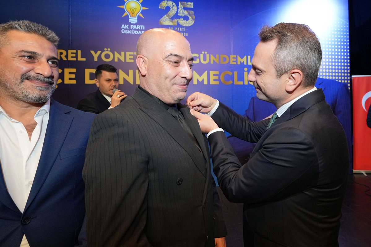ak_uskudar's tweet photo. Bugün Danışma Meclisimizde, Üsküdar paydasında buluşan AK Parti ailemizin daha da büyüdüğüne şahitlik ettik.

Partimize katılan 400 yeni yol arkadaşımızla birlikte sözümüzü, irademizi ve hizmet heyecanımızı daha da güçlendirdik.

Cumhurbaşkanımız Sayın Recep Tayyip Erdoğan’ın liderliğinde, Türkiye Yüzyılı hedeflerimize ulaşmak için aynı inançla çalışmaya; Üsküdar’dan İstanbul’a, İstanbul’dan Türkiye’ye hizmet mücadelemizi büyütmeye devam edeceğiz.

Ailemiz büyüyor, gücümüz büyüyor.

#BizimÜsküdar