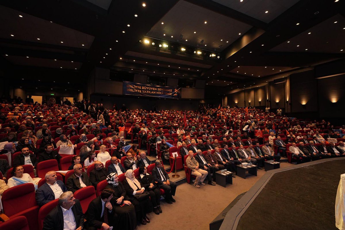 ak_uskudar's tweet photo. Bugün Danışma Meclisimizde, Üsküdar paydasında buluşan AK Parti ailemizin daha da büyüdüğüne şahitlik ettik.

Partimize katılan 400 yeni yol arkadaşımızla birlikte sözümüzü, irademizi ve hizmet heyecanımızı daha da güçlendirdik.

Cumhurbaşkanımız Sayın Recep Tayyip Erdoğan’ın liderliğinde, Türkiye Yüzyılı hedeflerimize ulaşmak için aynı inançla çalışmaya; Üsküdar’dan İstanbul’a, İstanbul’dan Türkiye’ye hizmet mücadelemizi büyütmeye devam edeceğiz.

Ailemiz büyüyor, gücümüz büyüyor.

#BizimÜsküdar