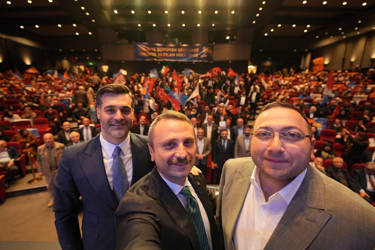 ak_uskudar's tweet photo. Bugün Danışma Meclisimizde, Üsküdar paydasında buluşan AK Parti ailemizin daha da büyüdüğüne şahitlik ettik.

Partimize katılan 400 yeni yol arkadaşımızla birlikte sözümüzü, irademizi ve hizmet heyecanımızı daha da güçlendirdik.

Cumhurbaşkanımız Sayın Recep Tayyip Erdoğan’ın liderliğinde, Türkiye Yüzyılı hedeflerimize ulaşmak için aynı inançla çalışmaya; Üsküdar’dan İstanbul’a, İstanbul’dan Türkiye’ye hizmet mücadelemizi büyütmeye devam edeceğiz.

Ailemiz büyüyor, gücümüz büyüyor.

#BizimÜsküdar