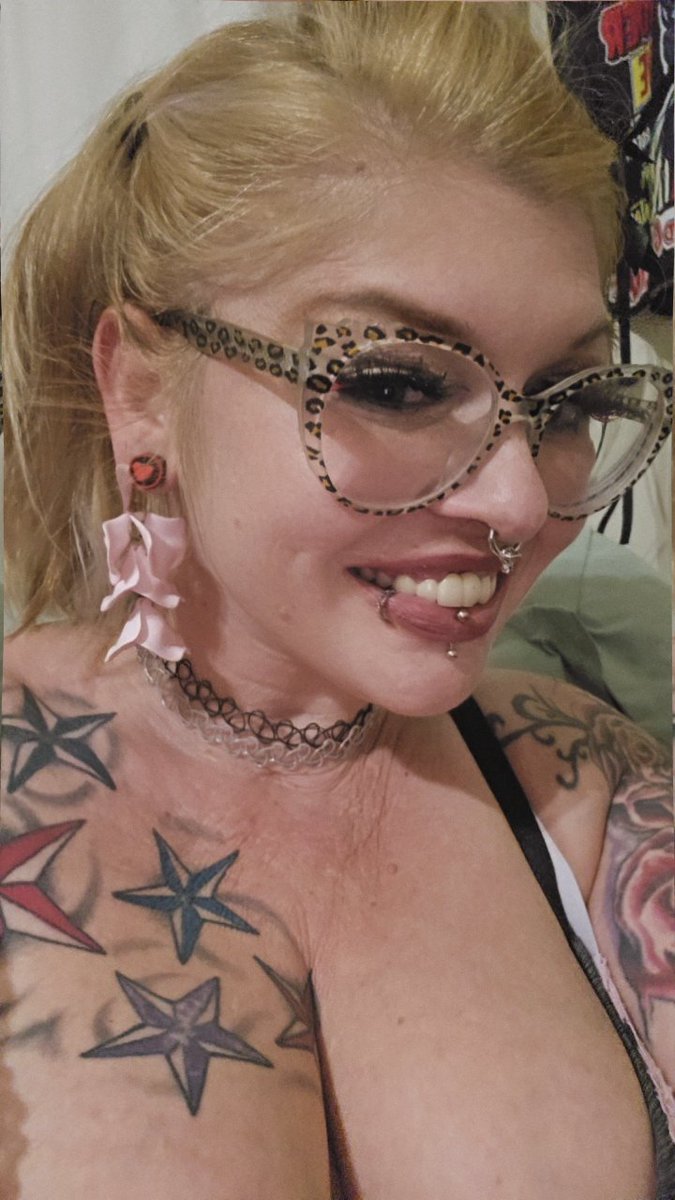 MoonpulseRaven's tweet photo. Be useful and tell me what you noticed first #onlinenow #altgirl
#bratty #tease #privateshow https://t.co/8WsB13RB5t