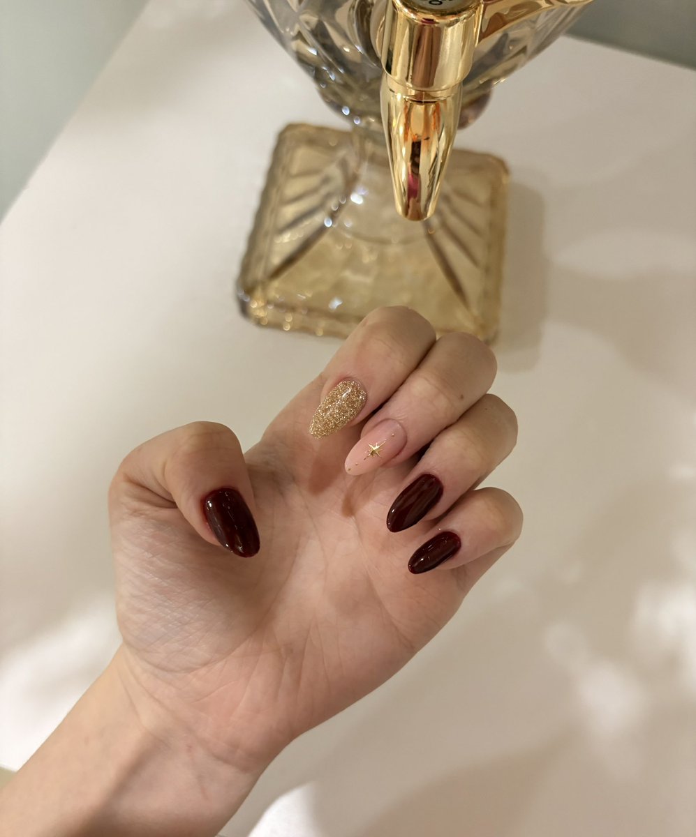 madyrosw's tweet photo. fazendo minha cunhada bolsonara fazer minhas unhas vermelhas, nem amo https://t.co/5OlbfvfHsH