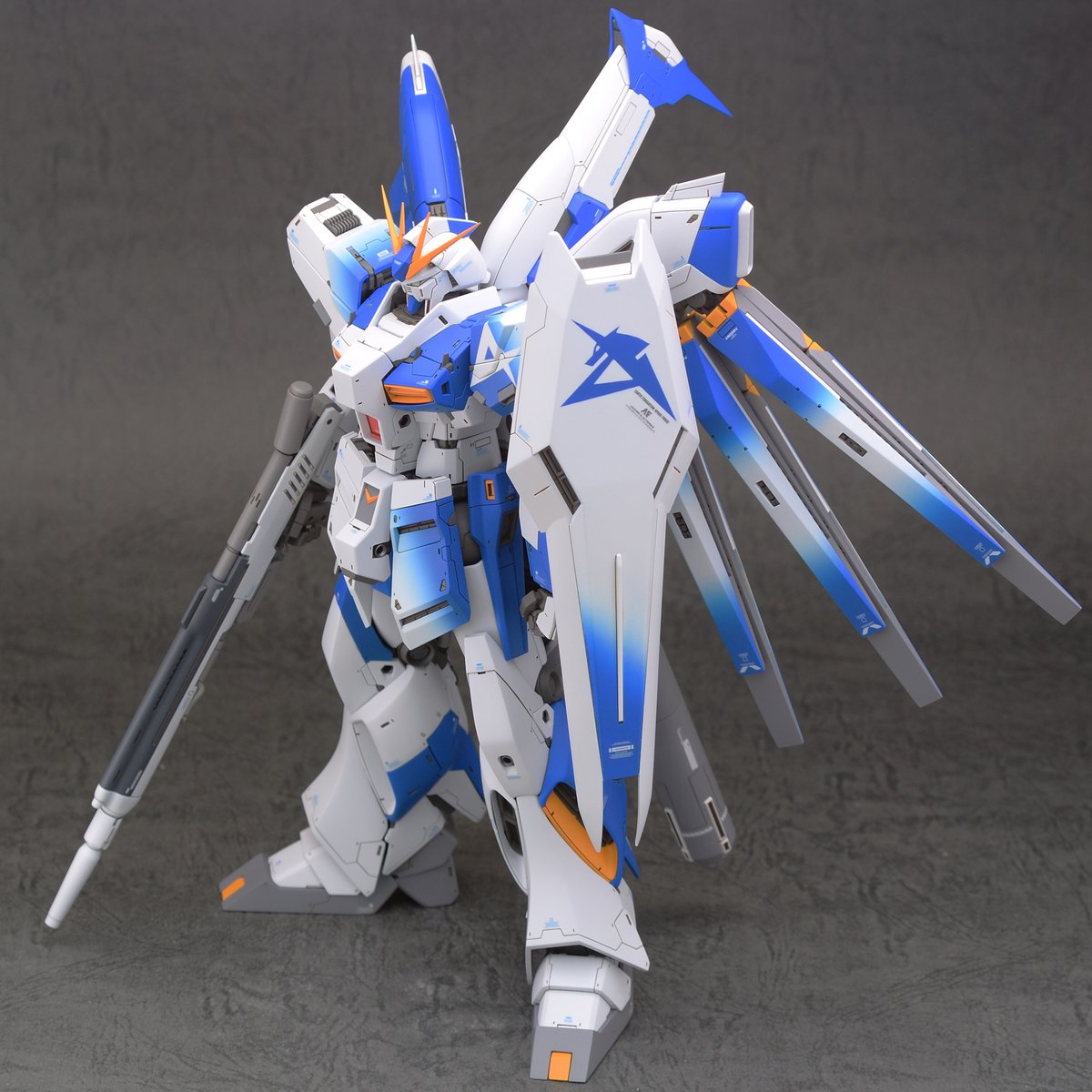 GanpraWeeei's tweet photo. 【MG Hi-νガンダムVer.ka】
本作例では『自立すること』を意識して製作しました。キットのままでは、スタンドを使用するか無理なS字姿勢にしないと立てないため、［重心・可動部の調整、脚部の重量化、ファンネルの軽量化］を行っています。 https://t.co/5tp8peBaPp