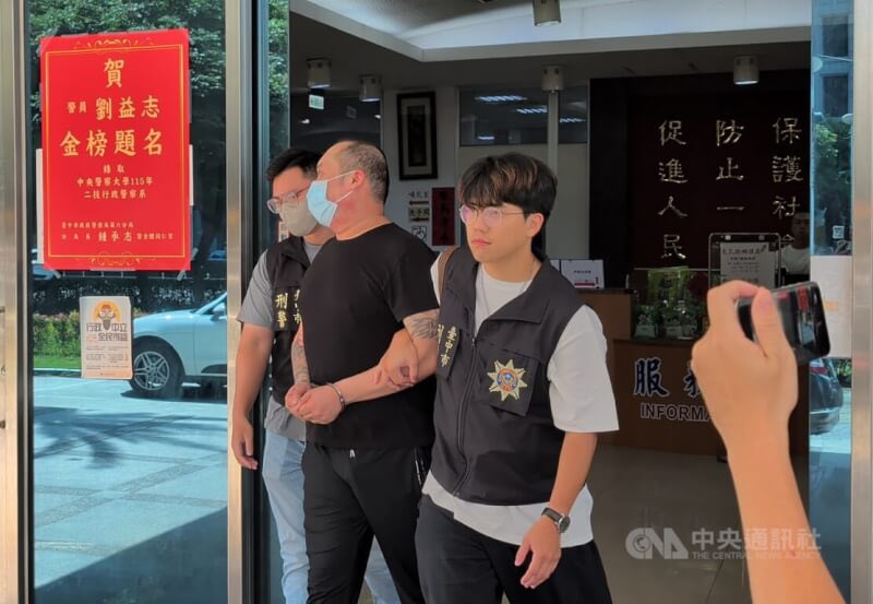 liu1618050's tweet photo. 为了十万元港币，预计将坐牢5年，你是蠢呢还是蠢呢？
这哥们也没想到后果会这么严重。估计现在肠子都悔青了。
在里面好好表现，好好反省，告诉你的兄弟们回头是岸，别再被中共当枪使了！自建党以来给中共当狗腿子的都没有好下场！ https://t.co/pEWHTBUknZ