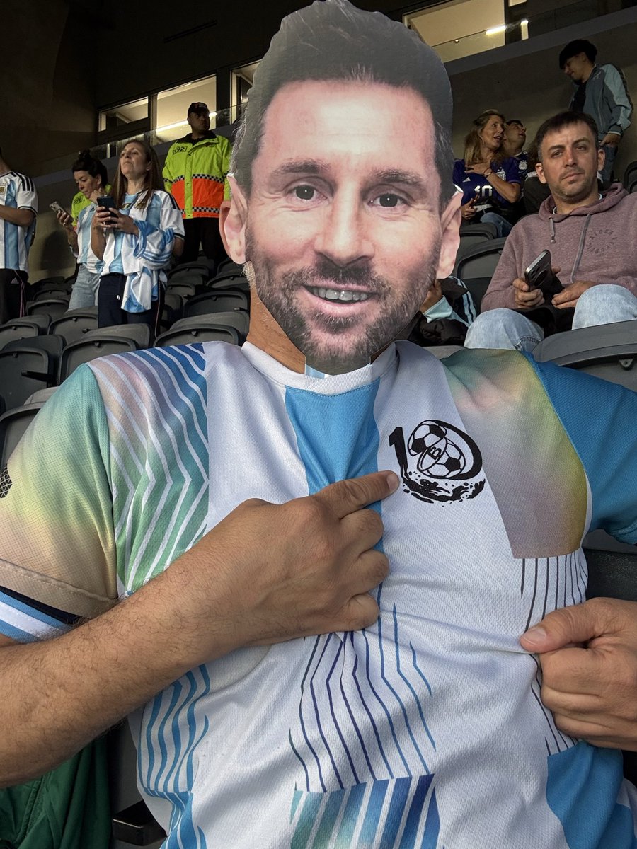 RodolfoBits's tweet photo. Le pedi a Messi que se saque una foto con la remera de #LABITCONF edición mundialista. https://t.co/d62dgI7Nrj