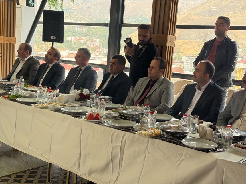 CumhurDemir_'s tweet photo. 📍 Hakkari

Millî Eğitim Bakanımız Sayın Prof. Dr. @Yusuf__Tekin ve İl Başkanımız Sayın @KayaZeydin’in katılımlarıyla; sivil toplum kuruluşlarımız, oda ve sendika temsilcilerimizle bir araya geldik.

Terörsüz Türkiye, kardeşlik ve birlik hedeflerimizi istişare ettik. Türkiye Yüzyılı Maarif Modeli ile evlatlarımızın geleceğini, köklerimizden aldığımız güçle inşa ediyoruz.

Cumhurbaşkanımız ve Genel Başkanımız Sayın Recep Tayyip Erdoğan’ın liderliğinde; huzur, kardeşlik ve birlik iklimini hep birlikte büyütmeye devam edeceğiz.
 
Kıymetli Bakanımıza ve tüm katılımcılarımıza teşekkür ediyorum.

@RTErdogan
 @Akparti
@abuyukgumus 
@MustafaAlkayis 
@byildiz63