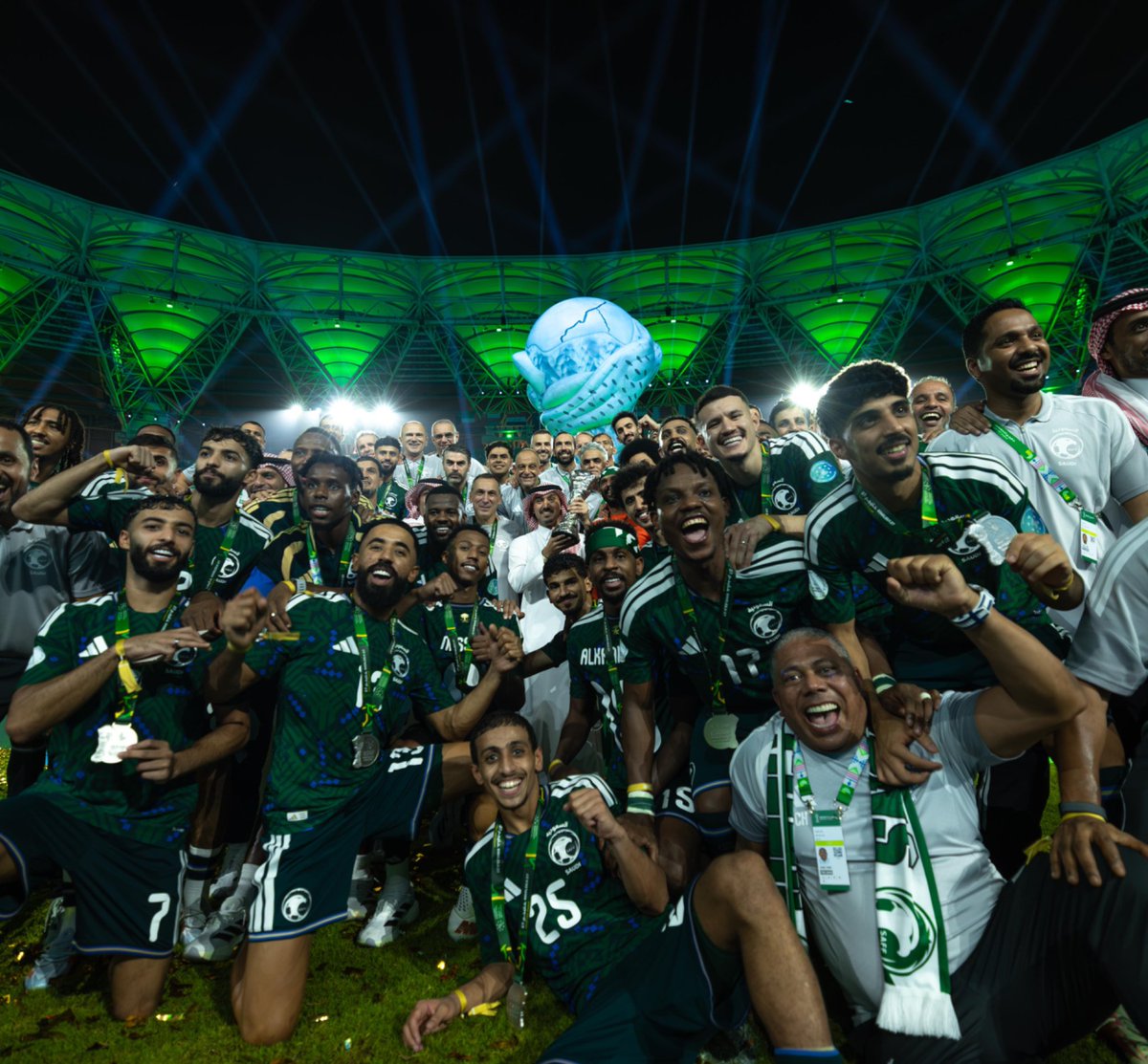 abr1_12's tweet photo. احتفلو بصوت عالي فهناك من يتالم من اصوات افراحنا🇸🇦💚 https://t.co/0cajYKJHGj