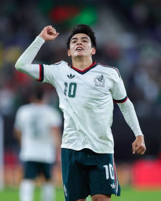jbvalder's tweet photo. El ⚽️ rueda y mi voz se oye
Me llega información de que Gilberto Mora estará jugando en la liga Inglesa próximamente…
El día 14 del presente cumple 18 años
@LFC
#Mora
#PeponeProductions🎙️🇲🇽 https://t.co/y1dztiezIN