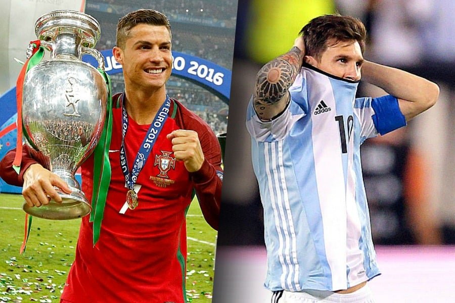 nadjib__fcb's tweet photo. في 2016 كريستيانو كان يسخر من ميسي لانه قرر الاعتزال بسبب خسارة الكوبا بينما هو حقق اليورو. 

و بعد 10 سنوات كاملة ميسي يغادر المنتخب من الباب الواسع بوداعية تاريخية بعد جلب المونديال و عدة ألقاب لبلده بينما كريستيانو مطرود من المنتخب و يتوسل حتى يعود https://t.co/gk4X7VxRtx