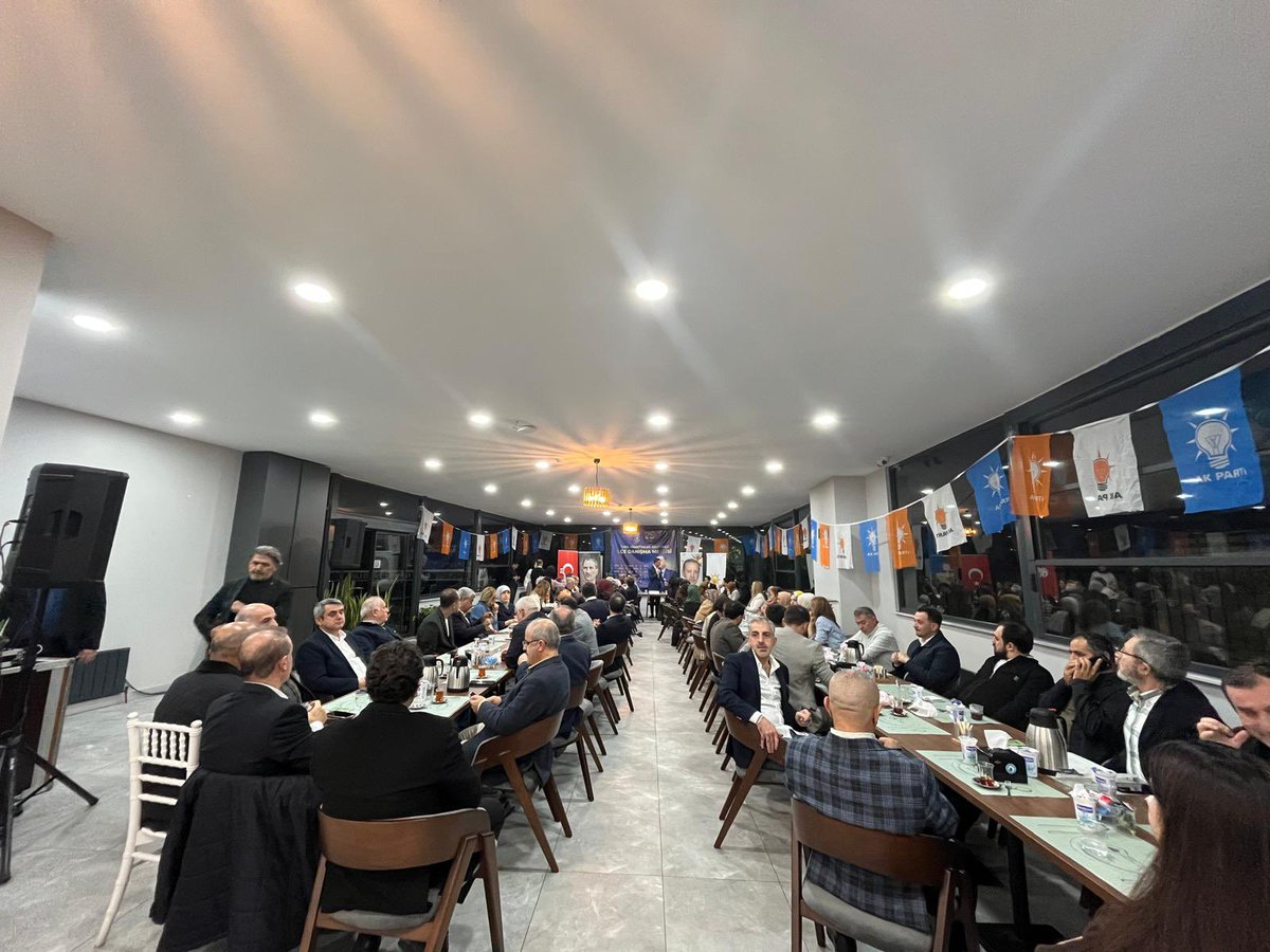 AKKadinSisli's tweet photo. İlçe Başkanımız Sn. Serkan Polat’ın öncülüğünde, Yerel Yönetimler gündemiyle İlçe Danışma Meclisi Toplantımızı gerçekleştirdik.

Teşkilatımızın çalışmaları, yerel yönetimler ve ilçemize dair değerlendirmelerimizi istişare ettik. https://t.co/hvLepLOy8F